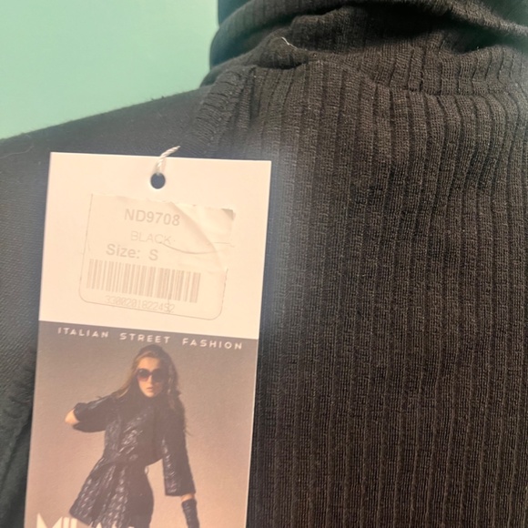 Milan Kiss cold shoulder sleeves turtleneck top in black size S. - Picture 6 of 6